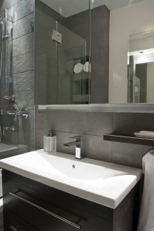 Σύγχρονο μαύρο και άσπρο λουτρό