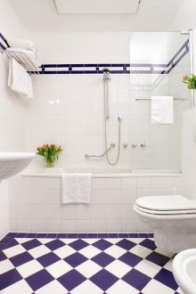 Ζεστό μωβ και λευκό μπάνιο