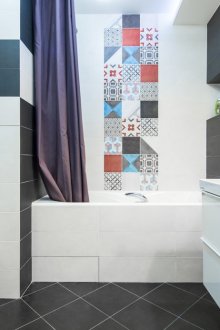 Φωτεινά πλακάκια σε ένα ασπρόμαυρο μπάνιο