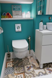 Φωτεινά πλακάκια στο πάτωμα σε ένα τυρκουάζ λευκό μπάνιο