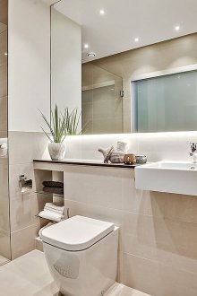 Μπεζ και λευκό μπάνιο με ντους