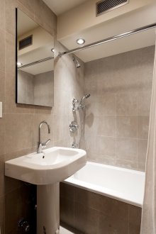 Γκρίζο κεραμίδι στο εσωτερικό του μπάνιου