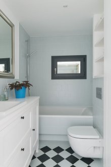 Λευκό, μαύρο και μπλε χρώματα στο σχεδιασμό του μπάνιου