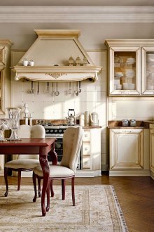 Έπιπλα μπεζ και κερασιάς στην κουζίνα