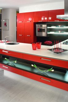 Μαύρο, λευκό και κόκκινο χρώμα στο εσωτερικό της κουζίνας