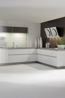 Ευρύχωρη μαύρη και λευκή κουζίνα