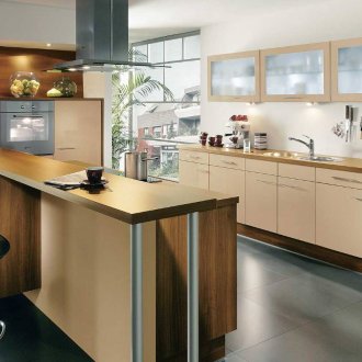 Μαύρο πάτωμα σε μπεζ και καφέ κουζίνα