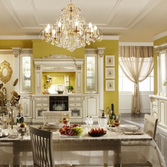 Λευκό, μαύρο, χρυσό και κίτρινο χρώμα στο εσωτερικό μιας κλασικής κουζίνας