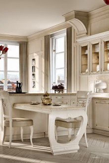 Κλασική κουζίνα με χερσόνησο και τραπεζαρία