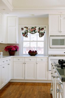 Μαύρο πάγκο σε μια λευκή κουζίνα