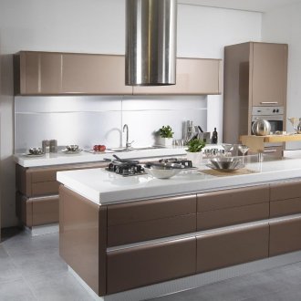 Μοντέρνα μονάδα λευκού και καφέ κουζίνας