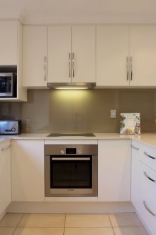 Λευκή και γκρίζα κουζίνα