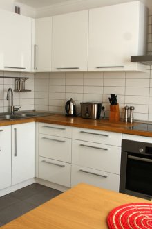 Λευκό και καφέ γωνιακό σετ