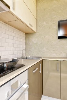 Γκρίζα και λευκή γυαλιστερή κουζίνα στο εσωτερικό