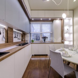 Καφέ και λευκή κουζίνα με τραπεζαρία.