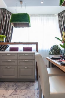 Όμορφη κουζίνα με τραπεζαρία και μπαρ πρωινού