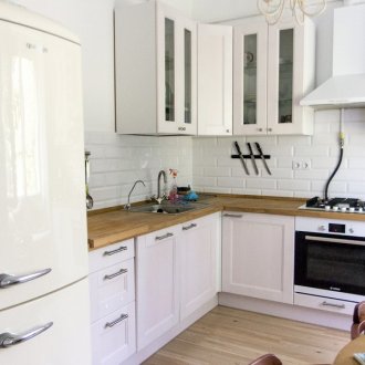 Λευκή και καφέ γωνιά κουζίνας