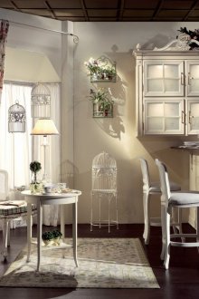 Floral κουρτίνες σε ένα ρουστίκ εσωτερικό