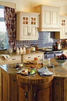 Floral κουρτίνες στην κουζίνα σε ένα ρουστίκ εσωτερικό