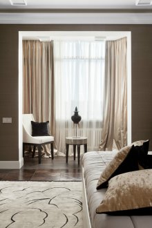 Απλές μπεζ κουρτίνες σε ένα μοντέρνο εσωτερικό