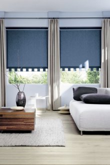 Κυλιόμενες μπλε κουρτίνες σε ένα μοντέρνο σαλόνι