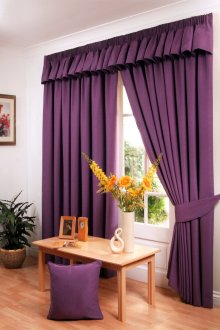 Πυκνές μωβ κουρτίνες στο εσωτερικό