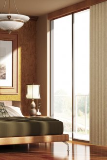 Σχεδιασμένες κάθετες περσίδες στο υπνοδωμάτιο