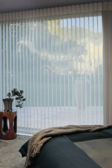 Κάθετοι λευκοί ημιδιαφανείς περσίδες στο υπνοδωμάτιο