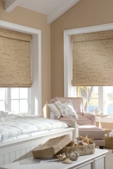 Μπεζ ρωμαϊκές κουρτίνες στο υπνοδωμάτιο