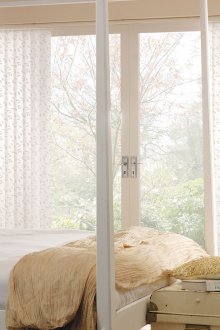 Κάθετοι λευκοί τυφλοί στο υπνοδωμάτιο