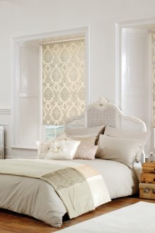 Ρολλά με κλασικό σχέδιο στην κρεβατοκάμαρα