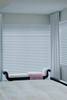 Οριζόντιοι γκρι τυφλοί στο υπνοδωμάτιο