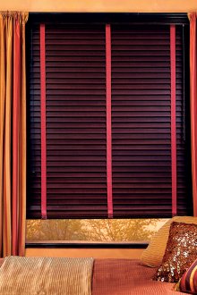 Οριζόντιες ξύλινες περσίδες στο υπνοδωμάτιο