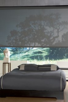 Μεγάλα γκρι ρολά στο υπνοδωμάτιο