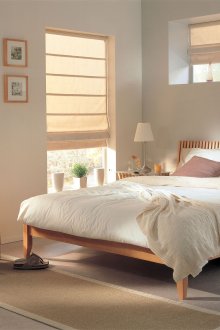 Κρέμα ρωμαϊκές κουρτίνες στο υπνοδωμάτιο