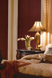 Οριζόντια καφέ περσίδες στο υπνοδωμάτιο