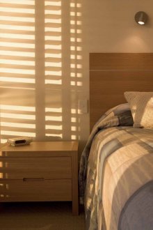 Πλαστικές περσίδες στο σχεδιασμό της κρεβατοκάμαρας