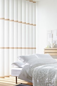 Λευκά και καφέ κάθετα περσίδες στο υπνοδωμάτιο