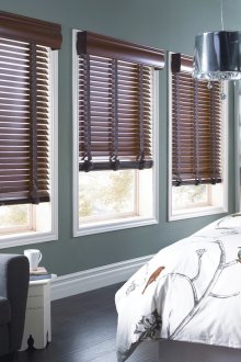 Πλαστικά καφέ περσίδες στο σχεδιασμό υπνοδωματίων