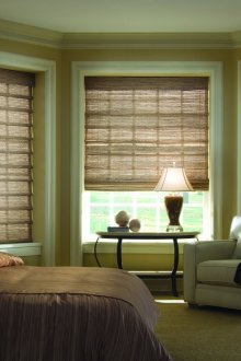 Καφέ ρωμαϊκές κουρτίνες στο σχεδιασμό υπνοδωματίου