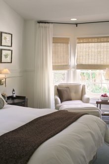 Ανοιχτό μπεζ ρωμαϊκές κουρτίνες στο σχεδιασμό του υπνοδωματίου