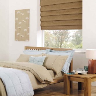 Καφέ ρωμαϊκές κουρτίνες στο εσωτερικό