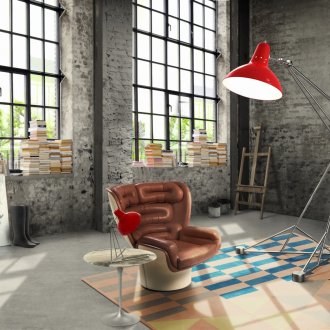 Φωτιστικό δαπέδου και επιτραπέζιο φωτιστικό σε σοφίτα