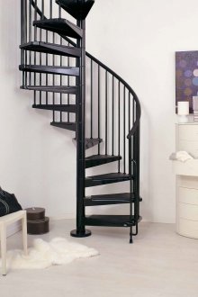 Μαύρη μεταλλική σπειροειδής σκάλα