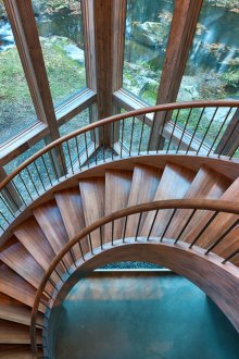 Όμορφη θέα από την σπειροειδή σκάλα στο σπίτι