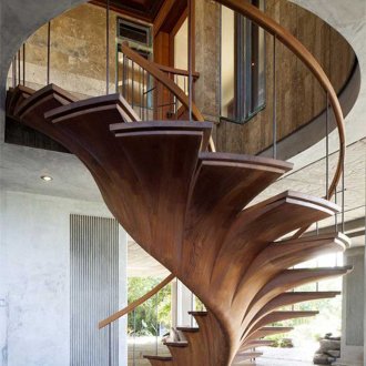 Αρχικό ξύλινο σπειροειδές κλιμακοστάσιο