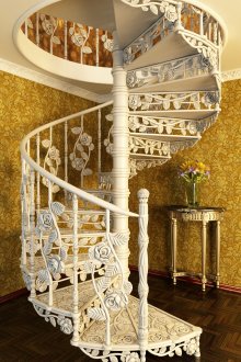 Όμορφη σφυρήλατη λευκή σκάλα