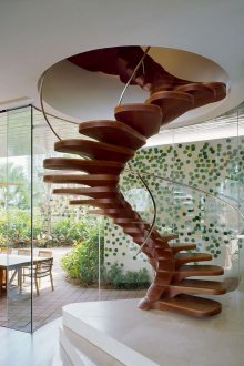 Ξύλινη αρχική σπειροειδή σκάλα