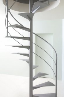 Μεταλλική σκάλα με γκρι μέταλλο