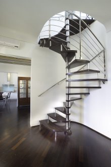 Συμπαγής σπειροειδής σκάλα στο σπίτι